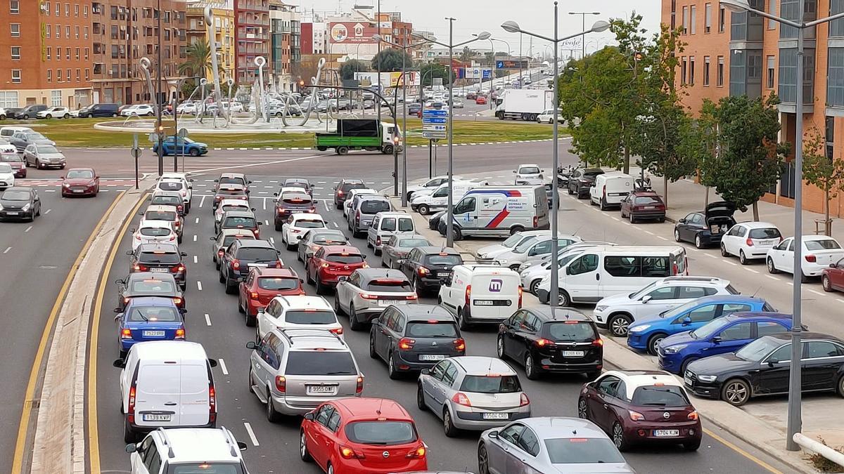 Comienzan los atascos en el segundo fin de semana de confinamiento en València