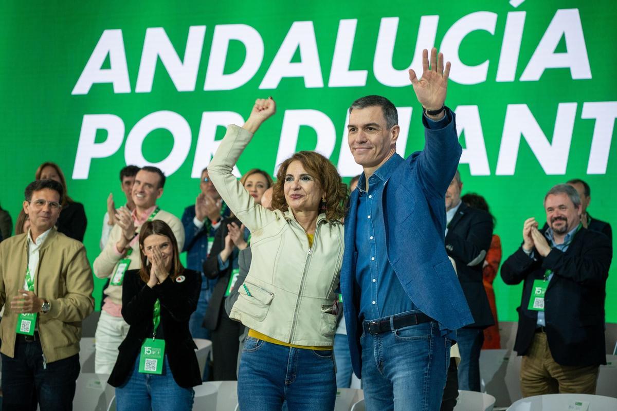 Pedro Sánchez, junto a la secretaria general del PSOE-A, María Jesús Montero, en 2025 en Granada.
