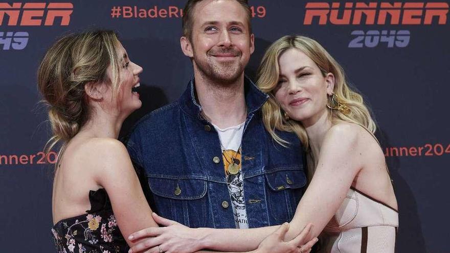 Los actores Ana de Armas, Ryan Gosling y Sylvia Hoeks posan durante la presentación de &#039;Blade Runner 2049&#039;.