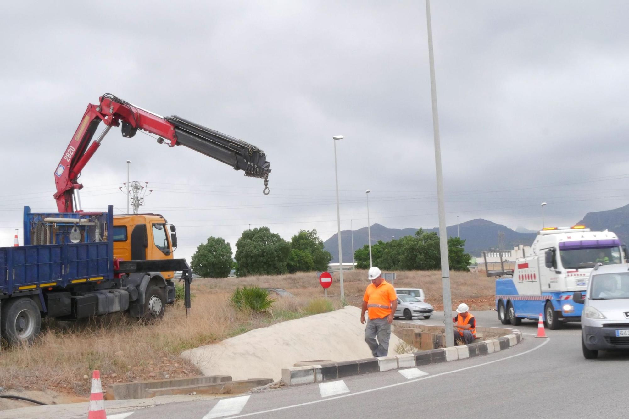 La compleja llegada de la primera megaviga para el puente industrial de la Vall, en imágenes