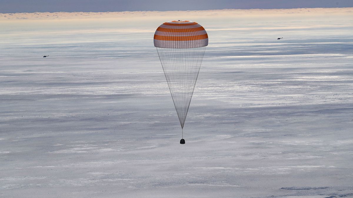 La nave Soyuz MS-17 con tres tripulantes a bordo aterriza en la estepa kazaja.