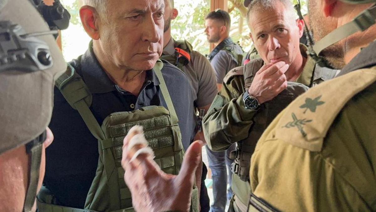 El primer ministro israelí, Binyamín Netanyahu, habla con soldados durante su visita al kibutz Beeri, este sábado.