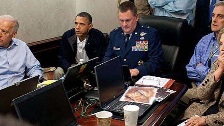 Obama mira un vídeo del asalto a la casa de Bin Laden en 2010.
