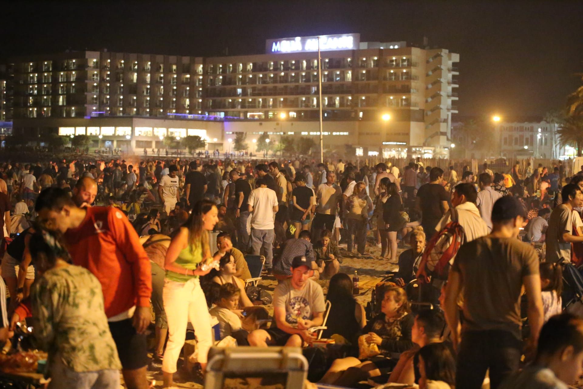 Vuelve la tradición de las hogueras a las playas de Alicante, pero sin botellón