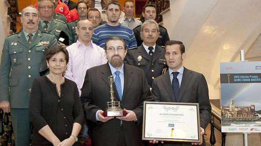 En primera fila, por la izquierda, Carmen Moriyón, Antonio González y Pablo González-Palacios.