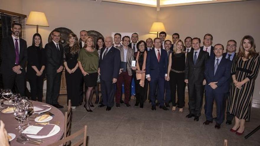 Miembros de AEFA y colaboradores en la cena de Navidad en homenaje a la familia empresaria. A la derecha, empresas galardonadas en los Premios AEFA 2017.