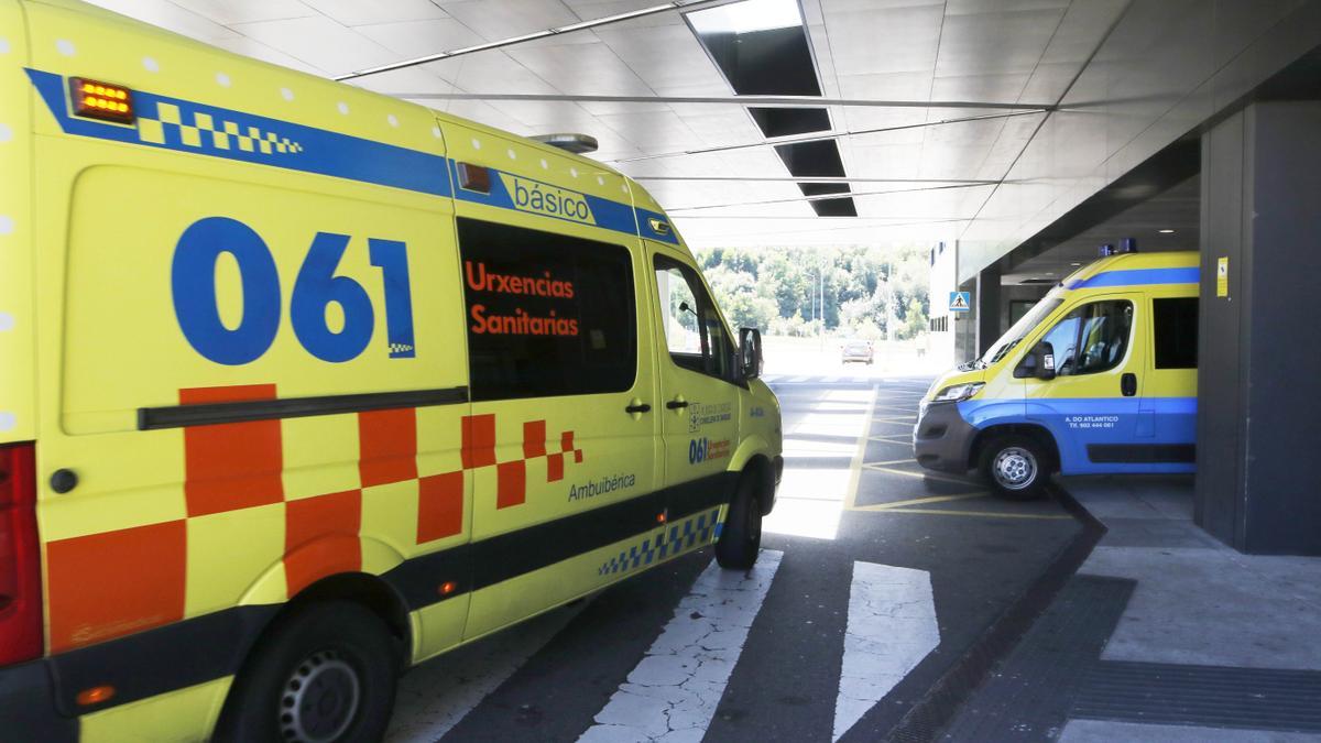 Ambulancias en la entrada del servicio de Urxencias del Cunqueiro.