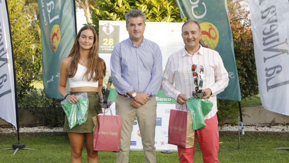 Segunda pareja de Primera categoría. Enrique Álvarez, en el centro, junto a Anuska Fernández y José Alberto Fernández. | F. Rodríguez