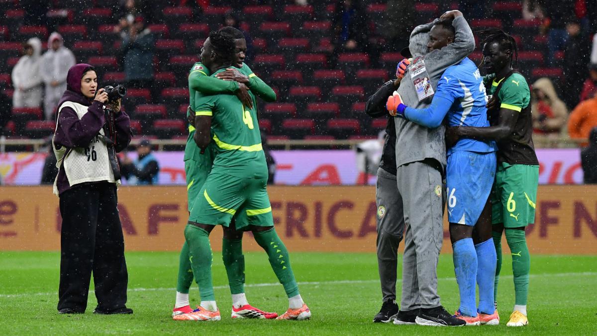 Los jugadores de Senegal celebran la Copa África que luego les fue arrebatada por la CAF