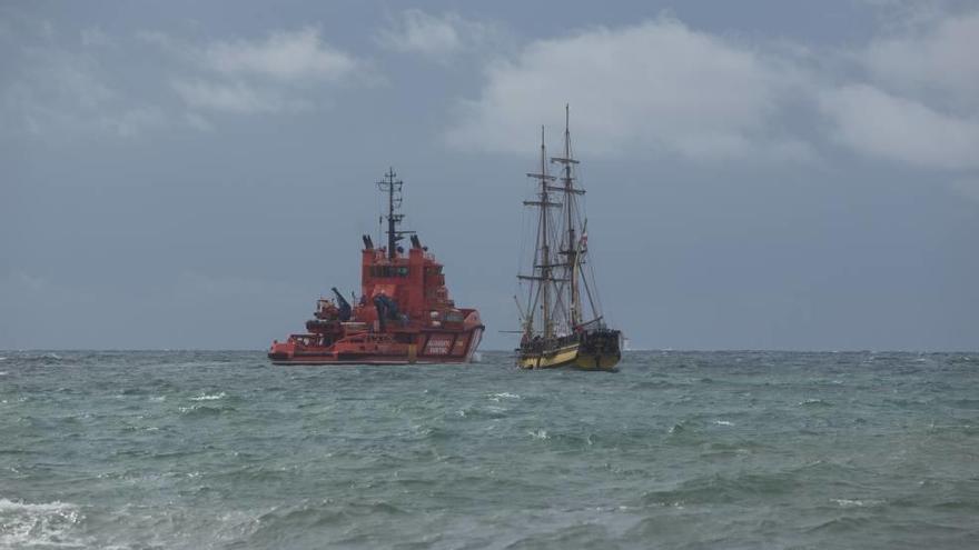 La goleta averiada y el buque de Salvamento Marítimo ´Marta Mata´, ayer frente a la playa de Can Pere Antoni, en Palma.