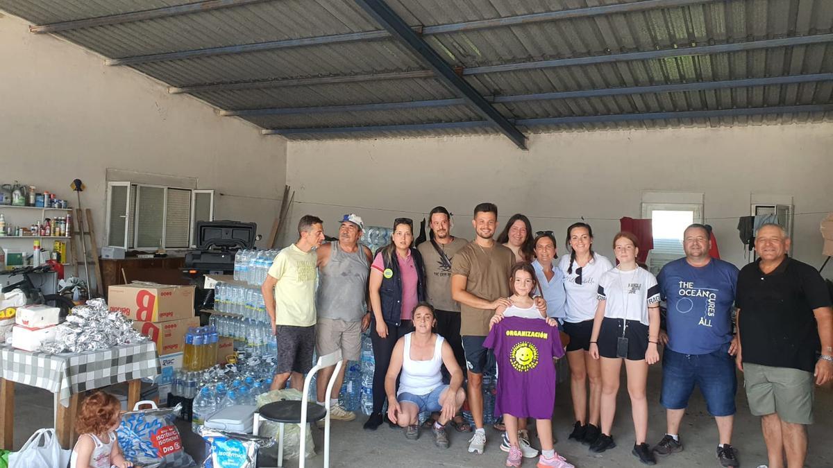 Promotores de la recogida entregan los productos donados en Pueblica de Valverde