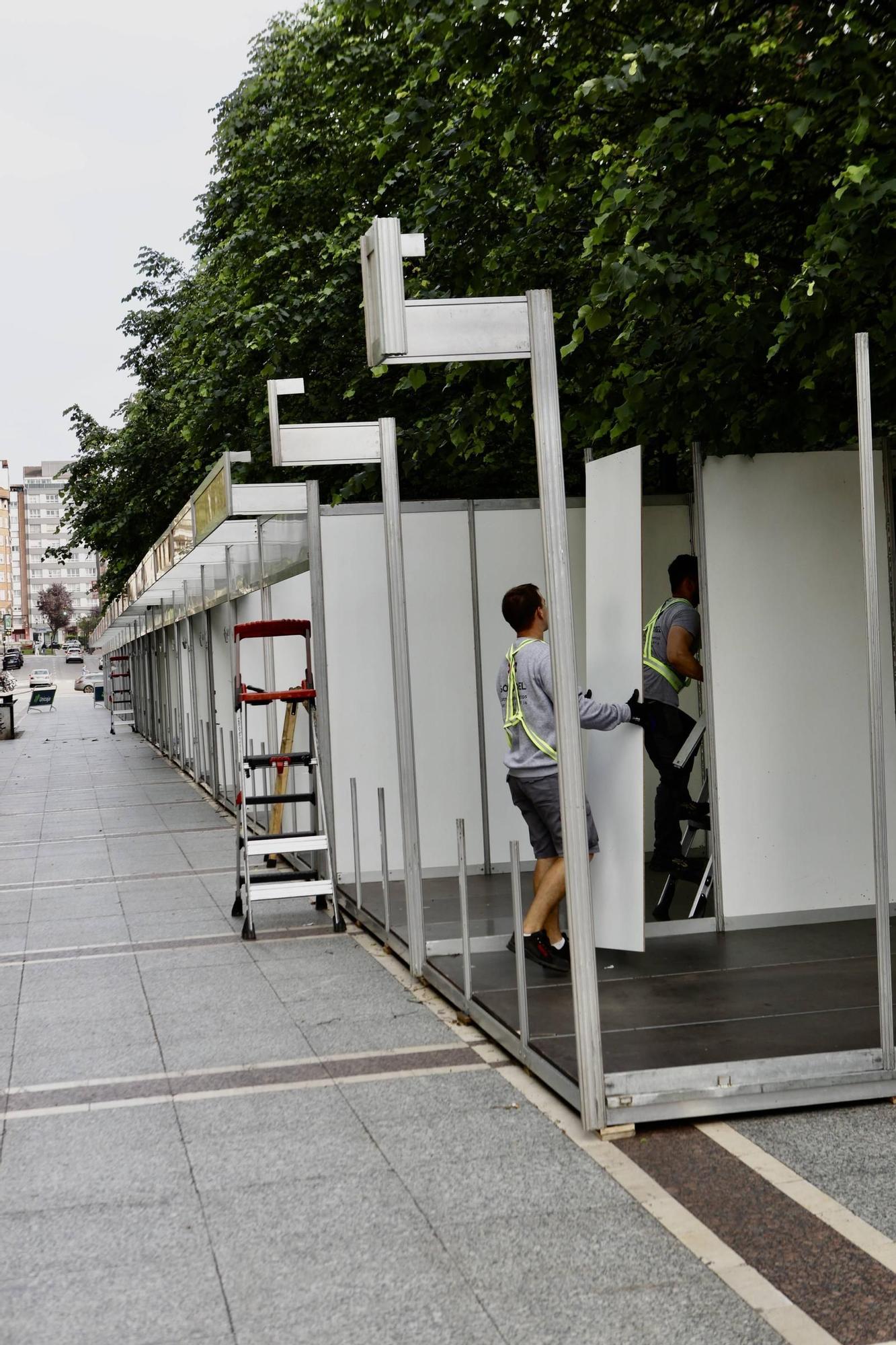 Arranca el montaje de la Feria del Libro de Gijón (en imágenes)