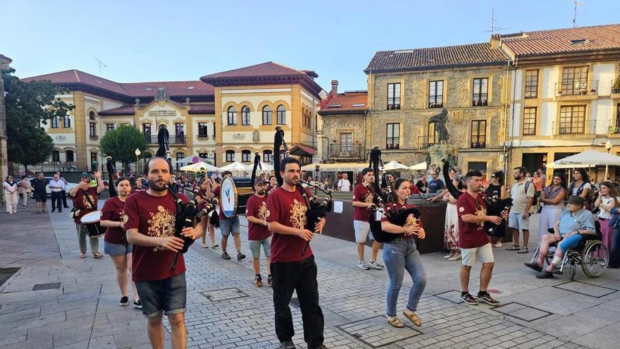 Un pasacalles y una muestra sobre el instrumento de la Oliva abren el Festival de la Gaita de Villaviciosa