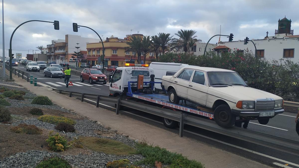 Coche accidentado en San Felipe en la GC-2