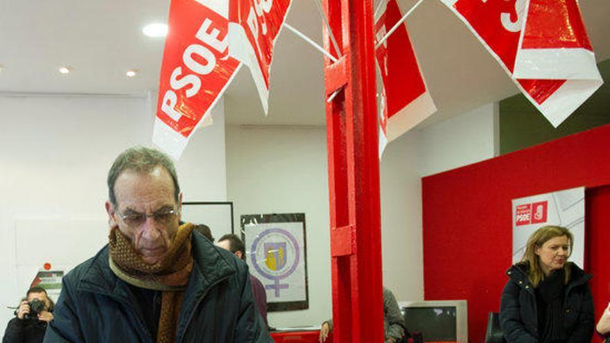 Un militantt socialista exercint el seu dret a vot.