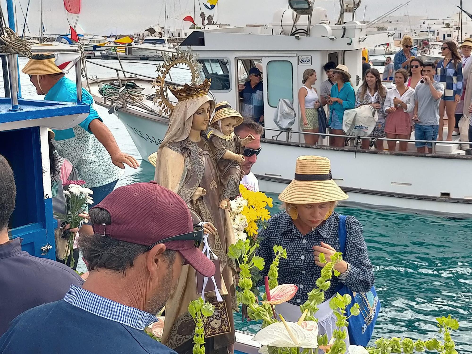 La Graciosa pasea a la Virgen del Carmen