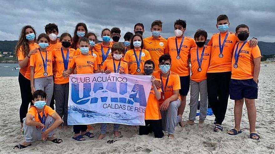 Plantilla del Club Acuático Umia, en el arenal de Laxe. |  // CA UMIA