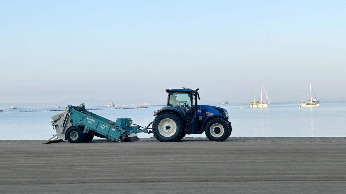 Un tractor netejant les platges de Roses.