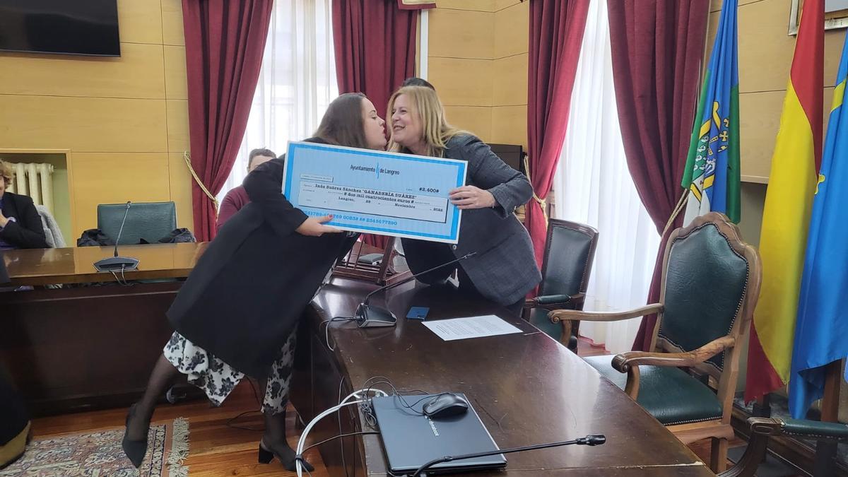 Inés Suárez recibe su premio de manos de la alcaldesa.