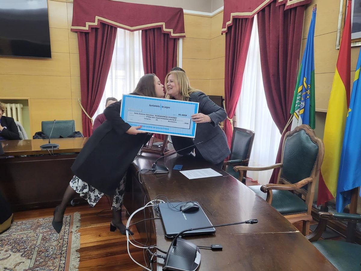 Inés Suárez recibe su premio de manos de la alcaldesa.