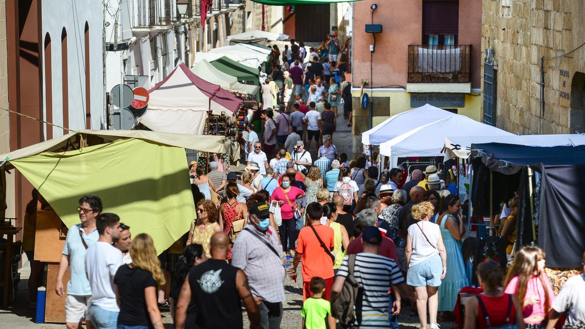 Mercado de artesanía en el casco histórico de Plasencia