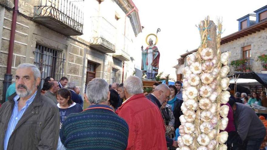 Los ajos, uno de los productos típicos, con san Martino al fondo.