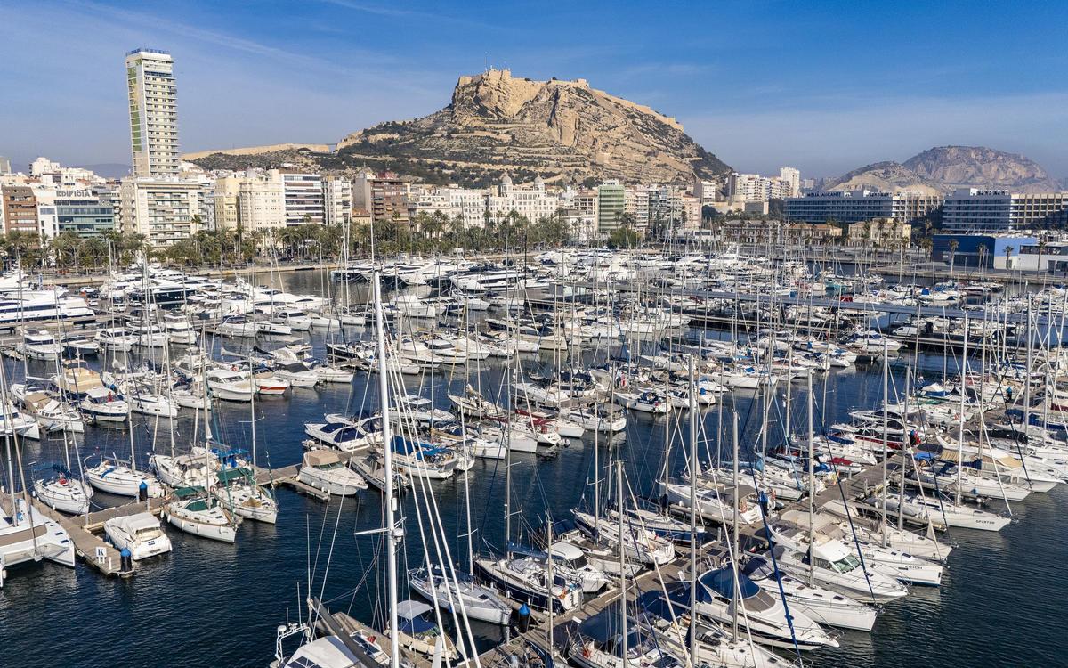 Imagen panorámica del puerto de Alicante.