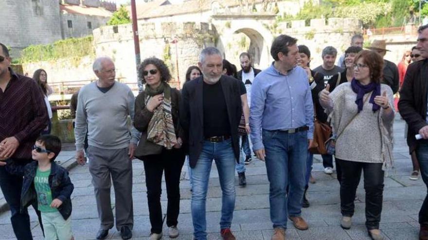 Bará, en el centro, conversando con Montserrat Prado, estuvo acompañado por miembros del BNG de toda la comarca. // Noé Parga