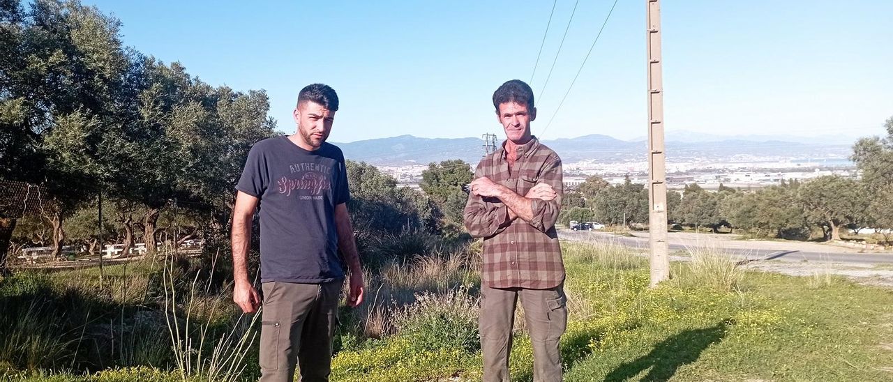 El cabrero de Churriana Juan García (derecha) con el también cabrero José Céspedes, hace unos días en la Sierra de Churriana.