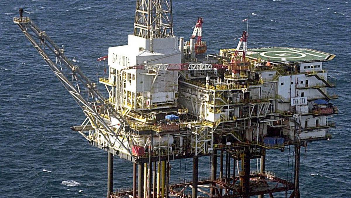 La plataforma gasista Gaviota, a la costa de Bermeo (Biscaia).  | LUIS TEJIDO / EFE