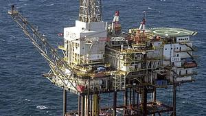 La plataforma gasista Gaviota, a la costa de Bermeo (Biscaia).  | LUIS TEJIDO / EFE