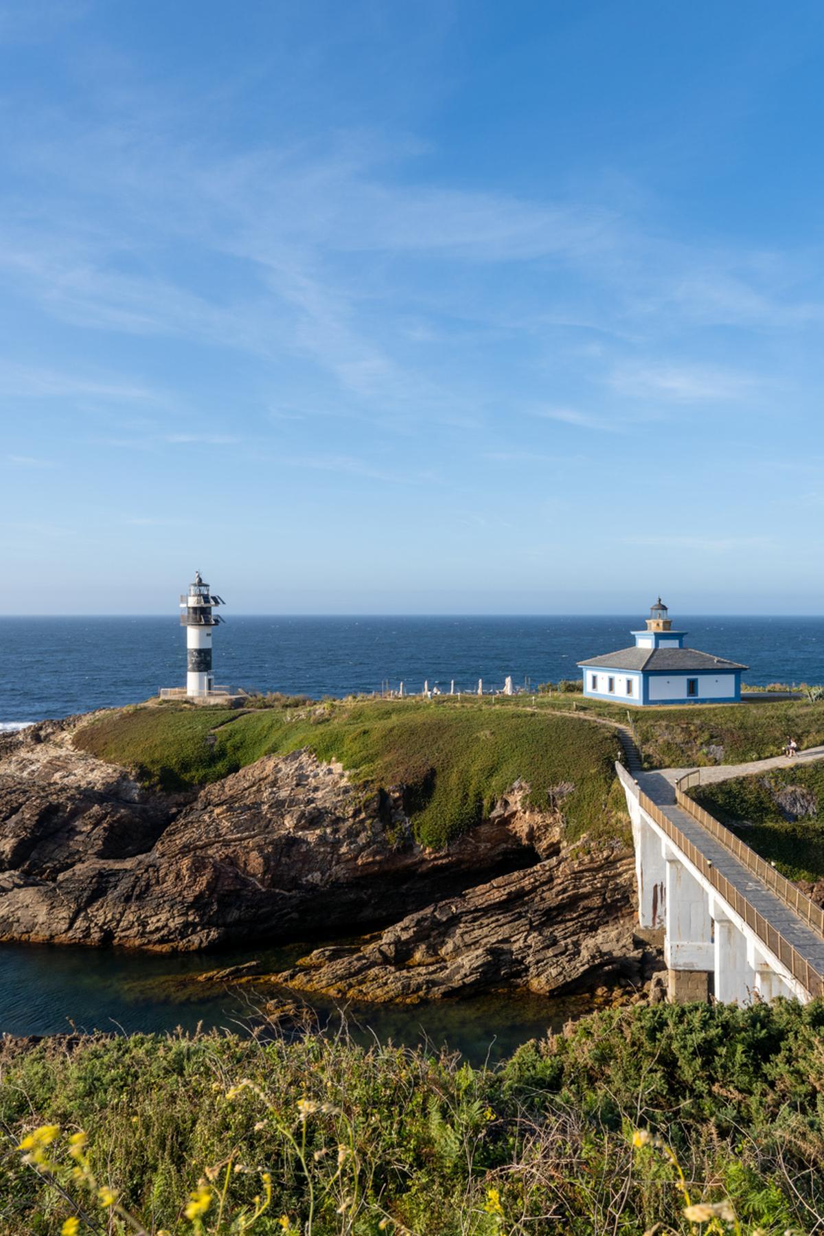 El faro de Isla Pancha, frente a la costa de Ribadeo.