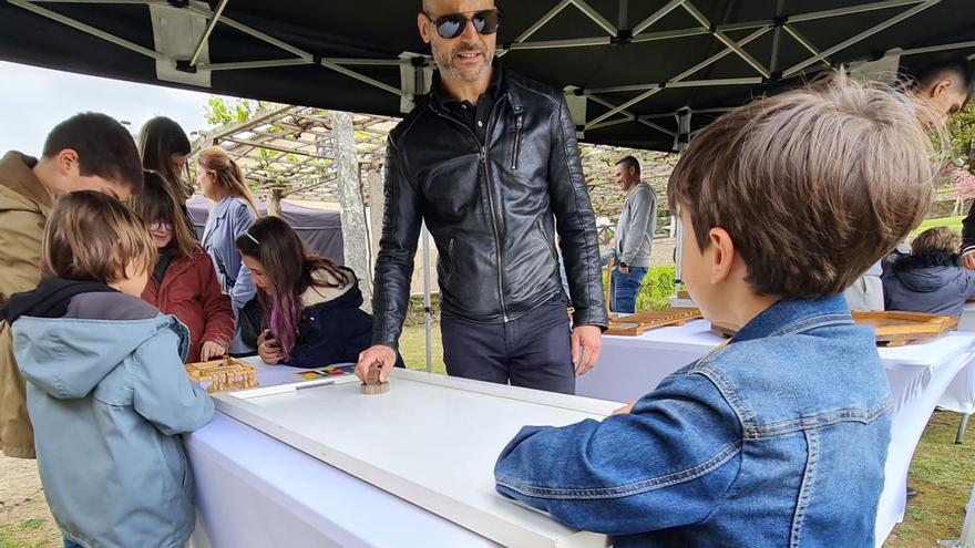 Familias jugando entre los puestos del I Festival de la Economía Circular de Cegasal en Ames