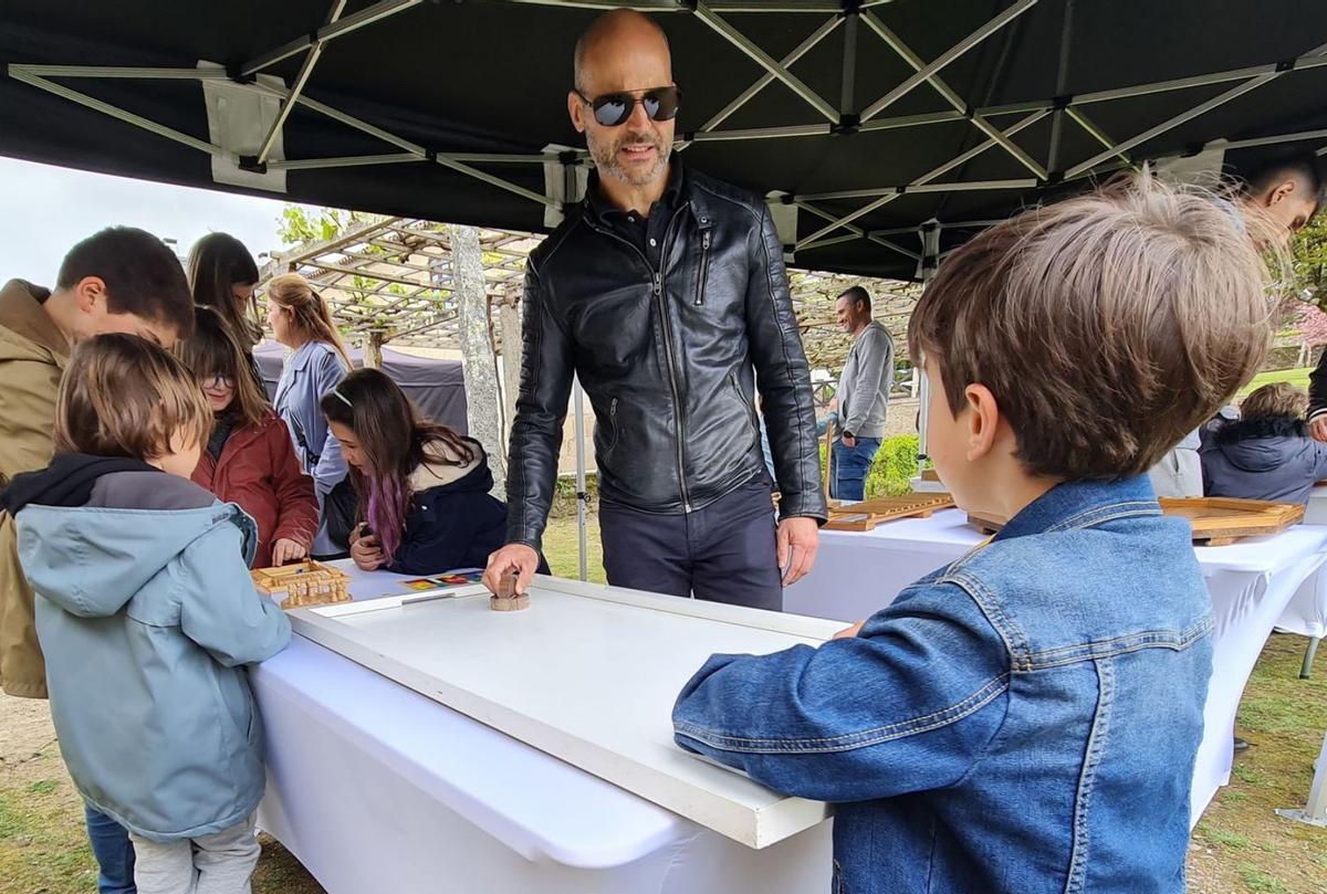 Familias jugando entre los puestos del I Festival de la Economía Circular de Cegasal en Ames
