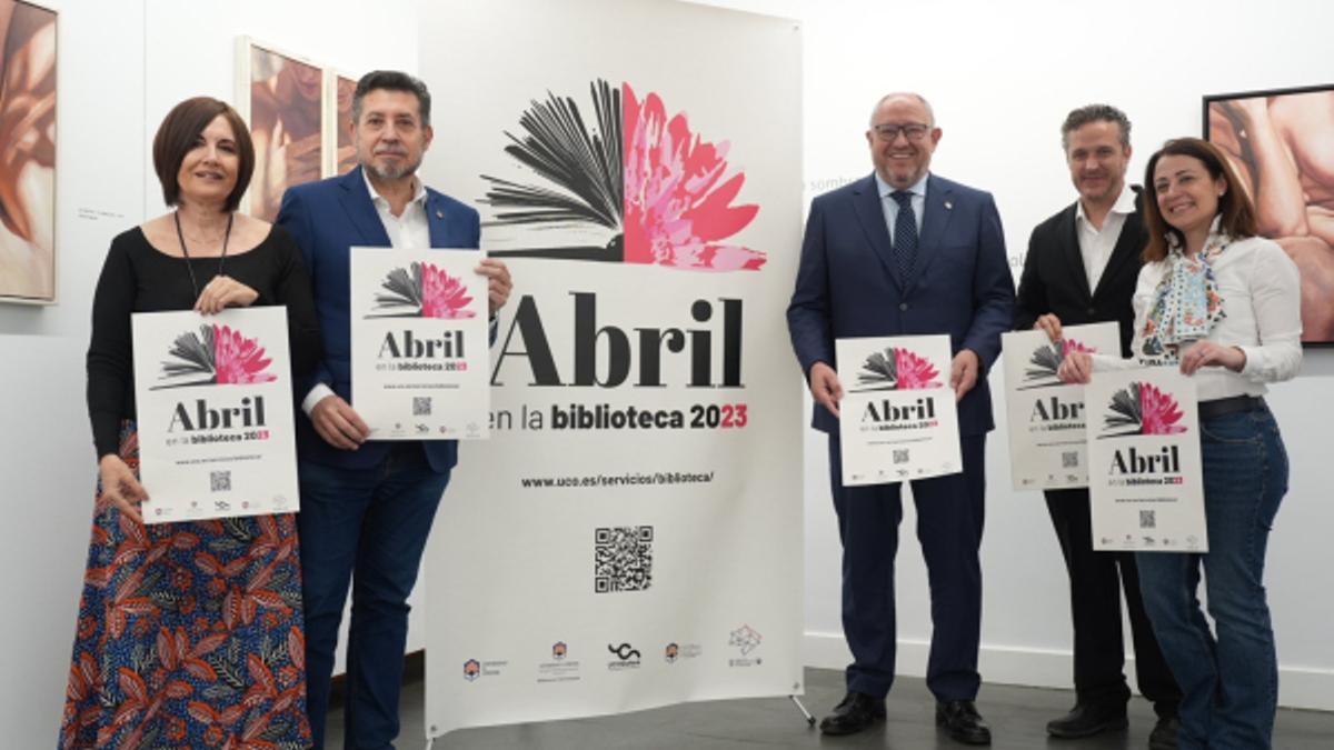 Carmen Liñán, Fernando Lara, Manuel Torralbo, Israel Muñoz y Elisa Borsari presentan el programa 'Abril en la biblioteca'