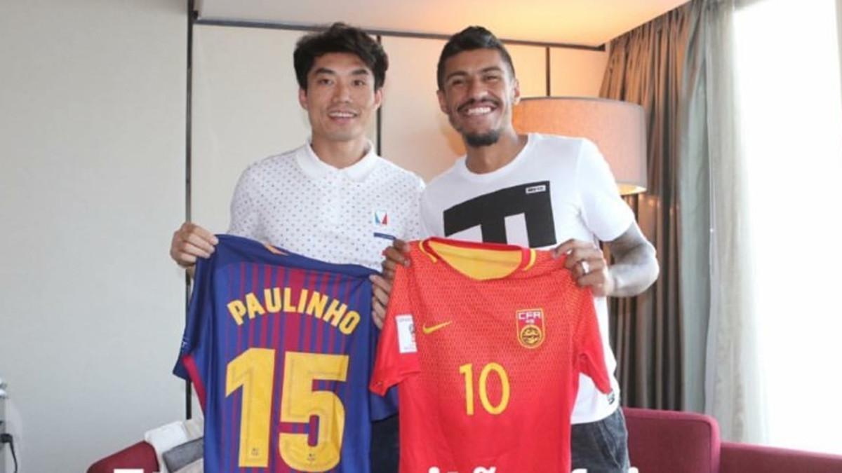 Paulinho intercambió la camiseta del Barça con el capitán del Guangzhou, Zhi Zheng
