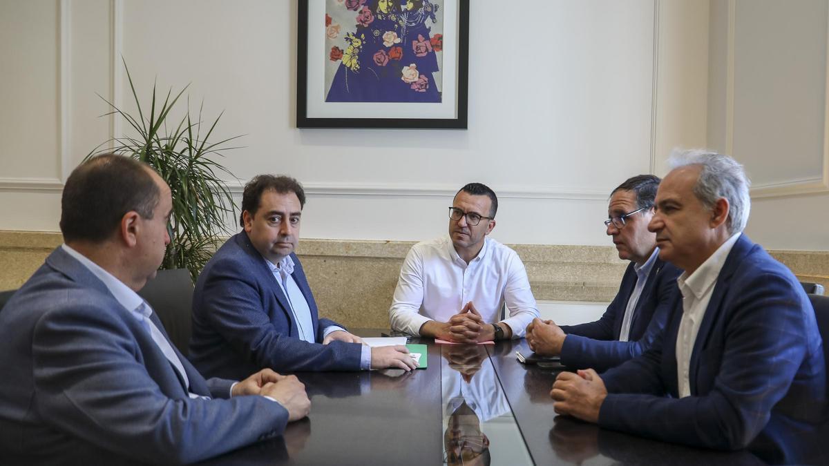Reunión entre Mompó y Gabaldón con los alcaldes de Carboneras y Huete por el tren Valencia - Cuenca - Madrid