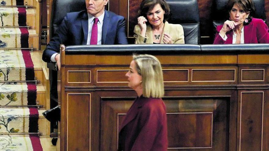 La ya exdiputada de CC en el Congreso, Ana Oramas, pasa delante de la bancada azul del Gobierno, presidida por Pedro Sánchez, en un debate en la Cámara Baja. | | EFE