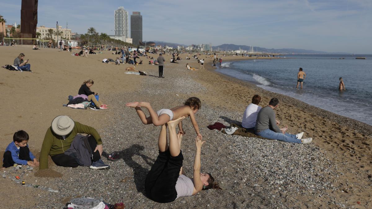 Barcelona 26/12/2022 Calor en navidad. Día de calor en la playa de la Barceloneta en el dia de Sant Esteve Foto de Ferran Nadeu