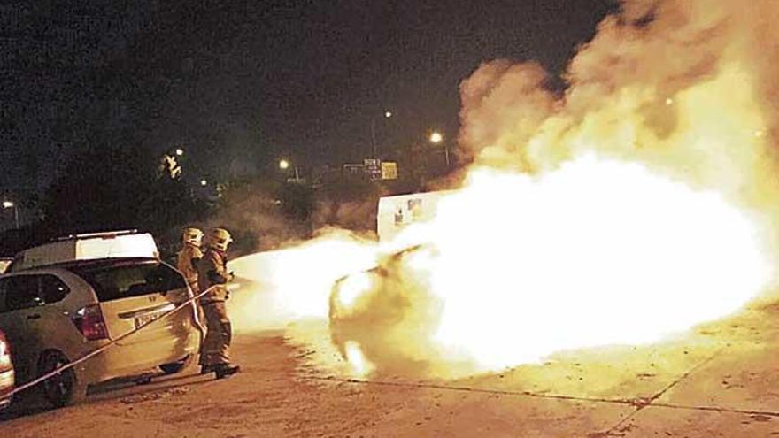 Un incendio destruye un coche aparcado en Palma y causa daños en otros dos