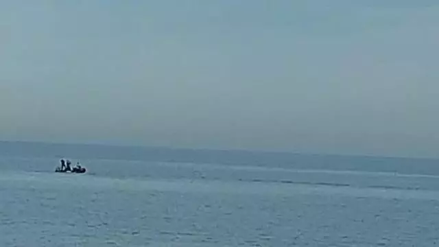 Buceadores de la Armada de Cartagena neutralizan un proyectil de la Guerra Civil en Denia