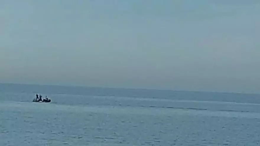 Buceadores de la Armada de Cartagena neutralizan un proyectil de la Guerra Civil en Denia