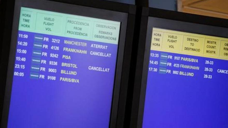 Un pantalla informativa de l&#039;Aeroport de Girona-Costa Brava anuncia un vol a Pisa.