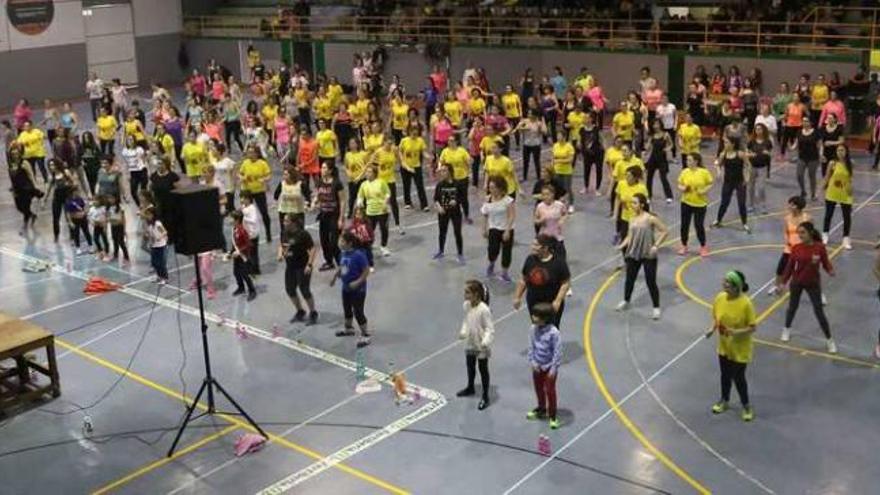 Un momento del &quot;Zumbathón Meco&quot;, celebrado el domingo pasado en el polideportivo de Monte da Vila. // Muñiz