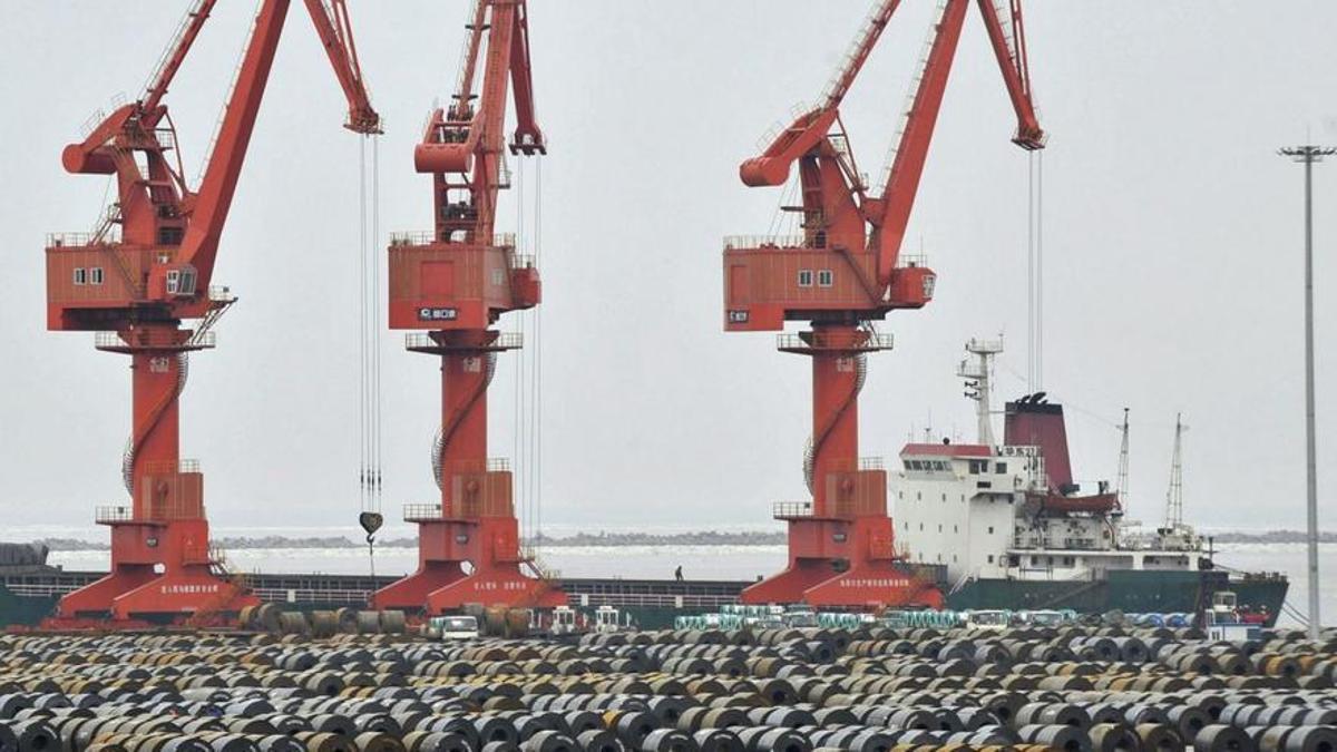 Bobinas de acero listas para ser embarcadas en el puerto de Yingkou, en el noroeste de China.