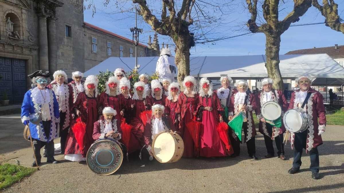 A Agrupación Cultural Os Conformistas de Conxo despois da súa participación esta sábado no Entroido de Conxo