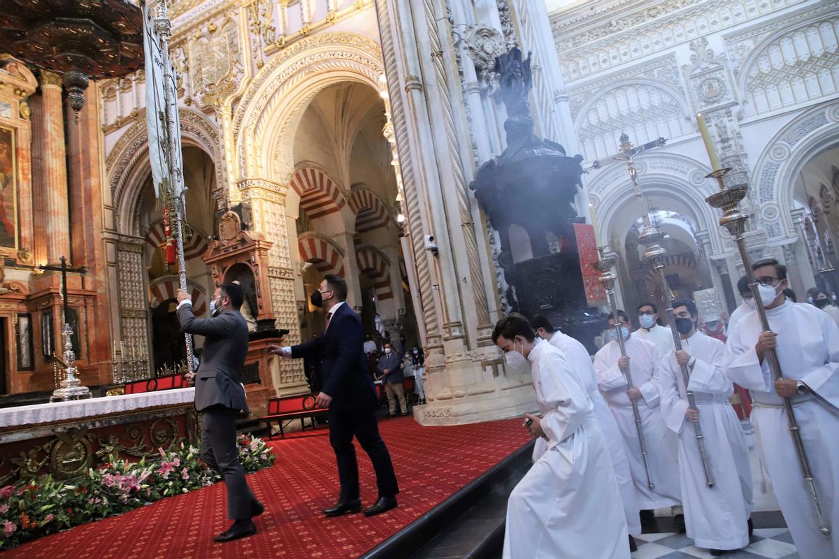 El Simpecado del Rocío en la Catedral El Simpecado del Rocío en la Catedral