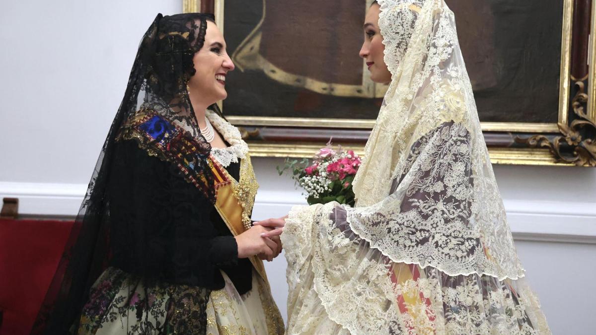 María José Catalá, vestida de fallera, con Berta Peiró, fallera mayor.