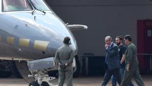 Eduardo Cunha camina luego de ser detenido hacia un avion de la Policía Federal.