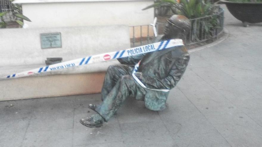 La estatua de Estellés, en el suelo.